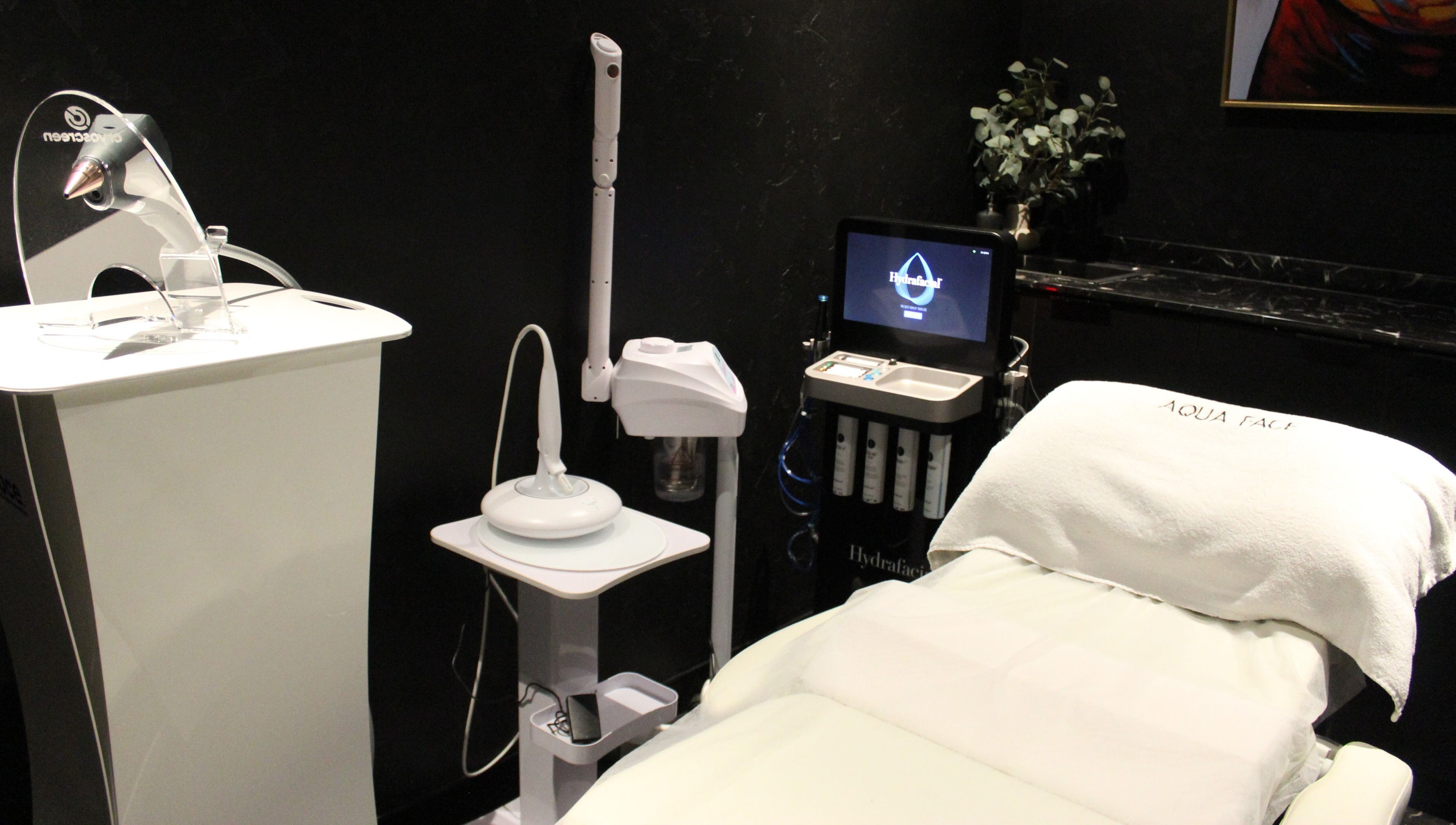 Luxurious HydraFacial setup at Aqua Face Facial Bar, Dubai, Dubai, AE featuring a modern treatment chair.
