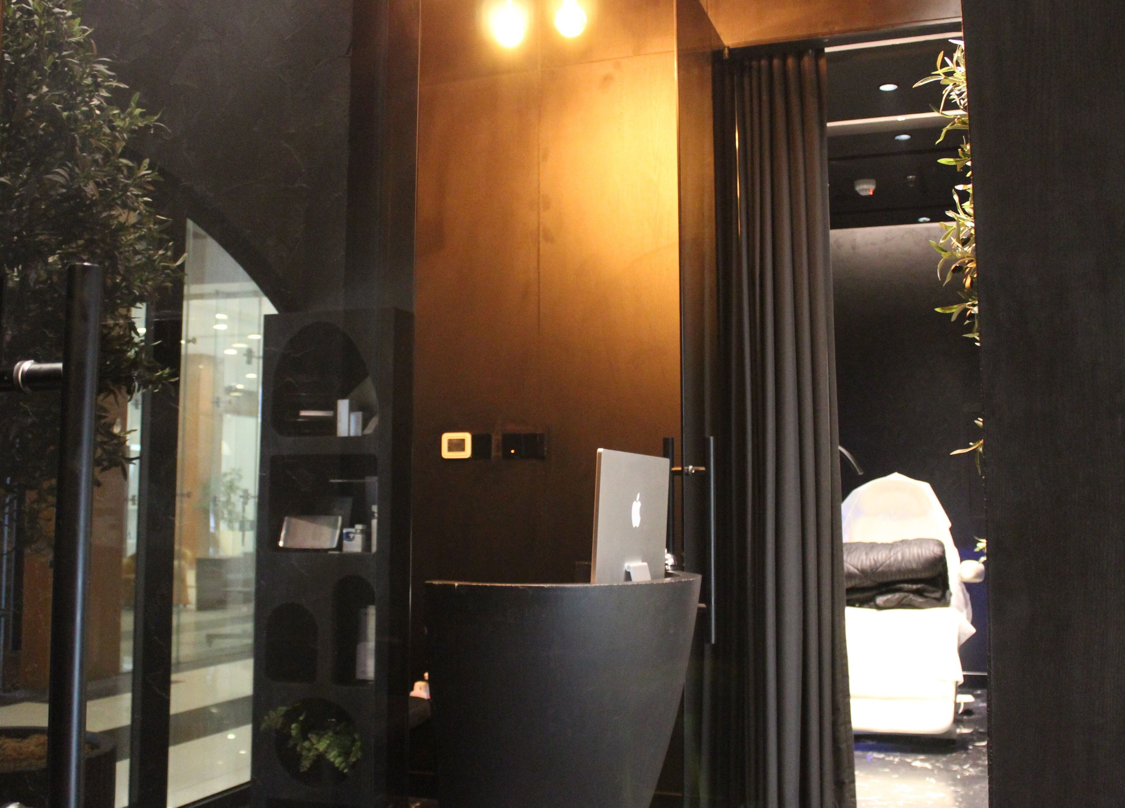 Sleek reception at Aqua Face Facial Bar, Dubai, Dubai, AE, offering a modern wellness experience.