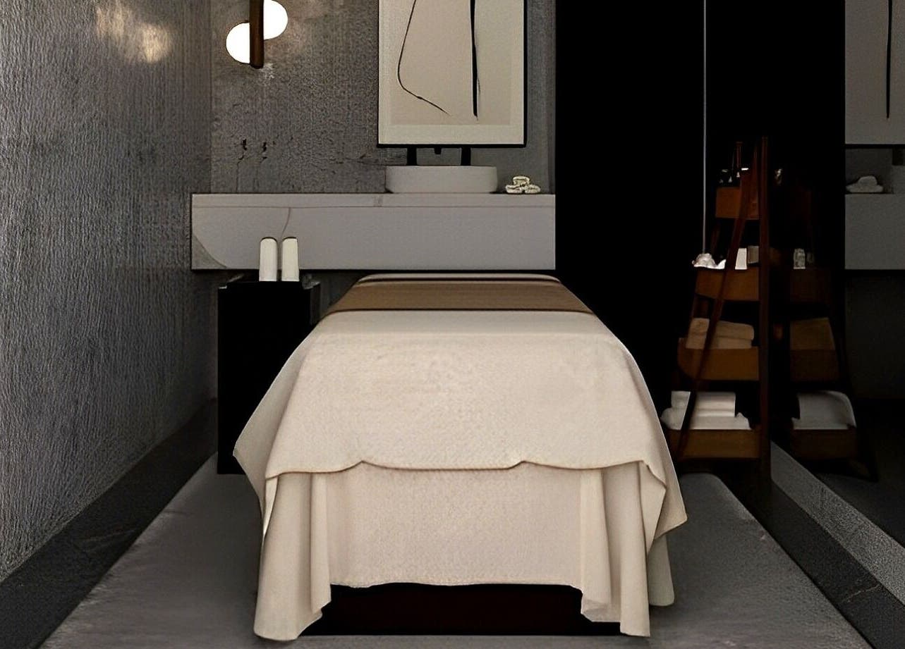 Relaxing treatment room at Aqua Face Facial Bar, Dubai, Dubai, AE with cozy bed and ambient lighting.