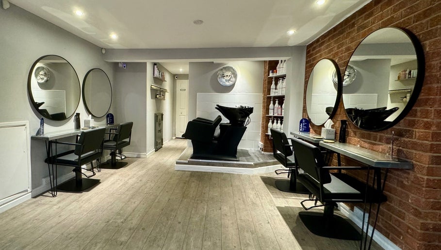 Warren Anthony Hair Salon – kuva 1