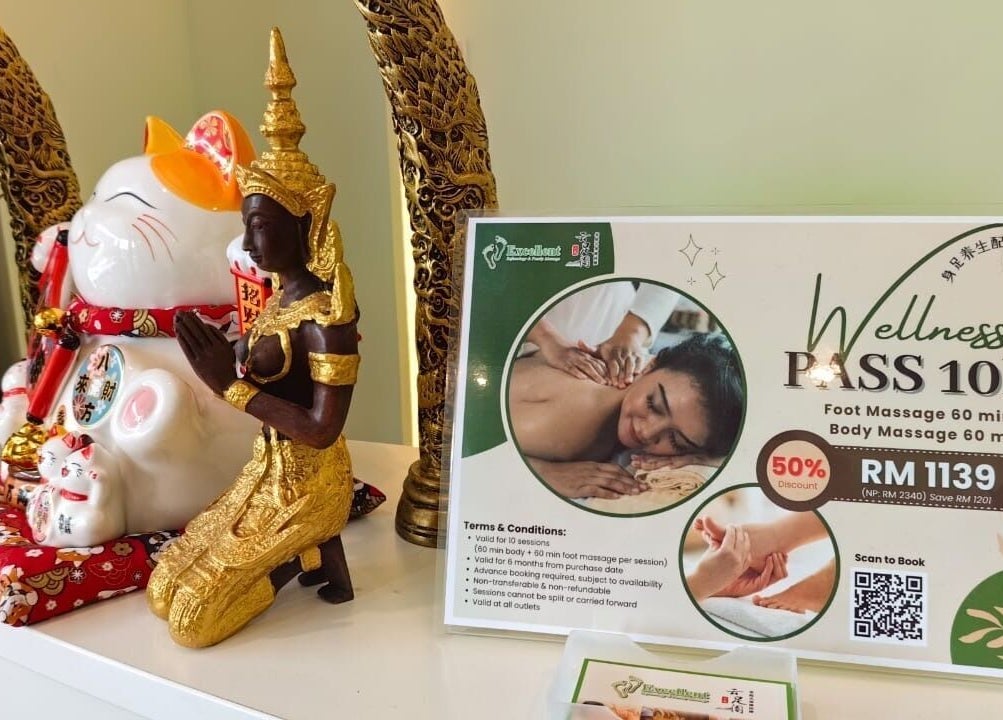 Decorative statues and a massage promo sign at Excellent Bukit Tinggi, Bentong, Pahang, MY.