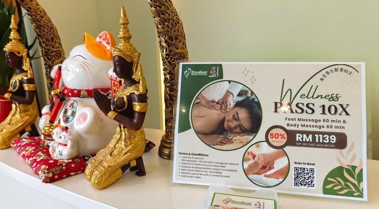Decorative statues and a massage promo sign at Excellent Bukit Tinggi, Bentong, Pahang, MY.