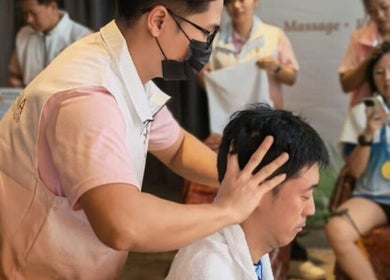 A customer enjoys a head massage at Excellent Song Yan, Bentong, Pahang, MY, offering relaxation and wellness services.