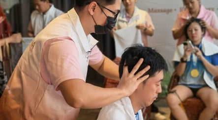 A customer enjoys a head massage at Excellent Song Yan, Bentong, Pahang, MY, offering relaxation and wellness services.