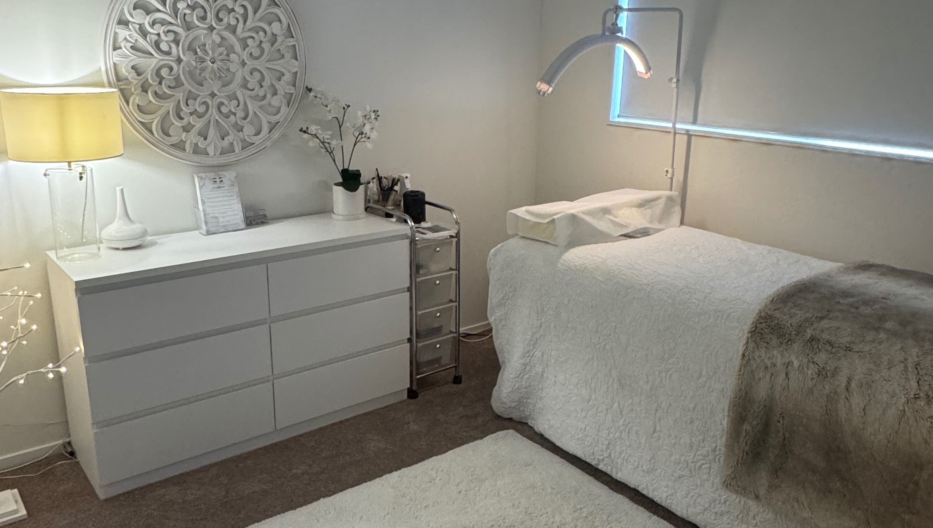 Relaxing treatment room at Lash L'amour, Whangaparāoa, Auckland, NZ, showcasing a tranquil, cozy ambiance.