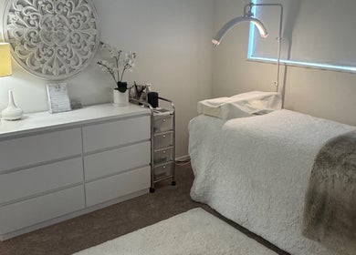 Relaxing treatment room at Lash L'amour, Whangaparāoa, Auckland, NZ, showcasing a tranquil, cozy ambiance.