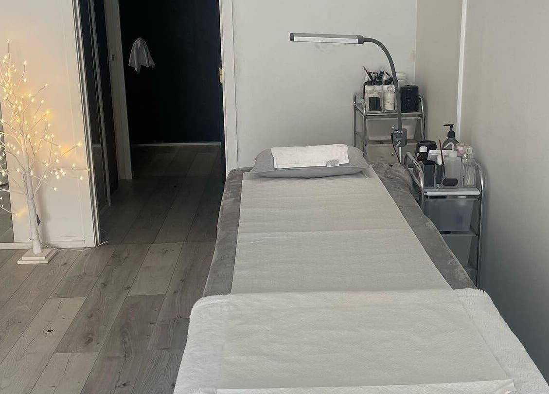 Spacious treatment room at Lash L'amour, Whangaparāoa, Auckland, NZ with a cozy massage bed and calming decor.