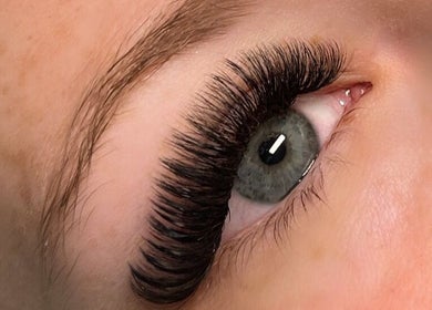 Close-up of exquisite lash extensions at Lash L'amour, Whangaparāoa, Auckland, NZ showcasing stunning eye detail.