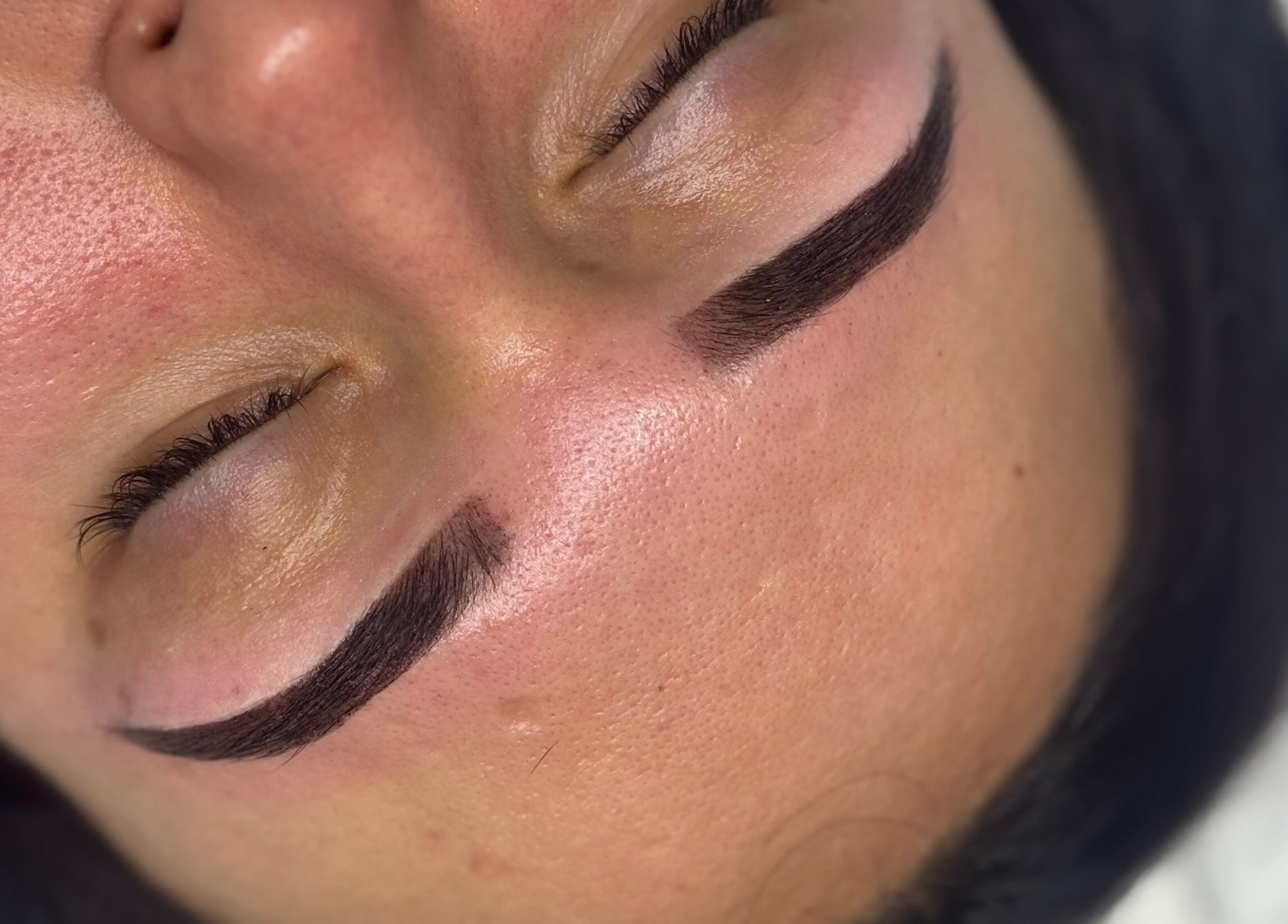 Close-up of flawless brows at Lash L'amour, Whangaparāoa, Auckland, NZ showcasing precision beauty.