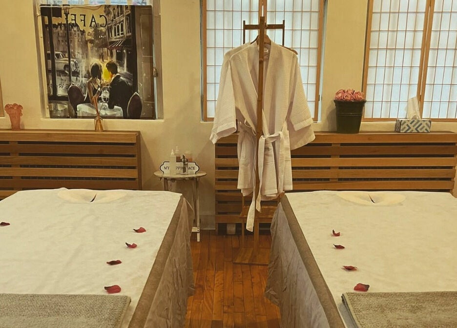 Relaxing couple massage room with twin beds at The Couple Spa in New York, New York, US.