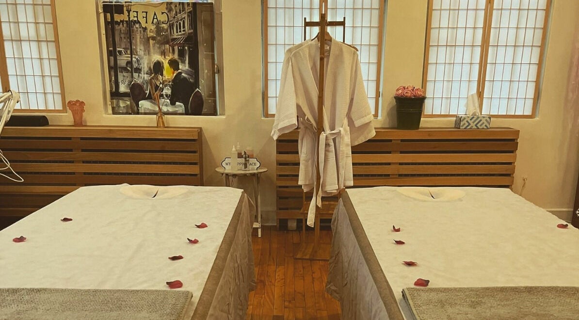 Relaxing couple massage room with twin beds at The Couple Spa in New York, New York, US.
