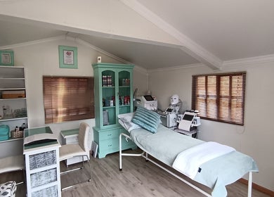 Relaxing spa room at Arjay Beauty Lounge, Pretoria, Gauteng, ZA. Cozy treatment bed and modern equipment.