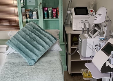 Relaxing treatment room at Arjay Beauty Lounge, Pretoria, Gauteng, ZA, featuring modern skincare equipment and cozy decor.