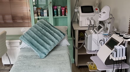 Relaxing treatment room at Arjay Beauty Lounge, Pretoria, Gauteng, ZA, featuring modern skincare equipment and cozy decor.