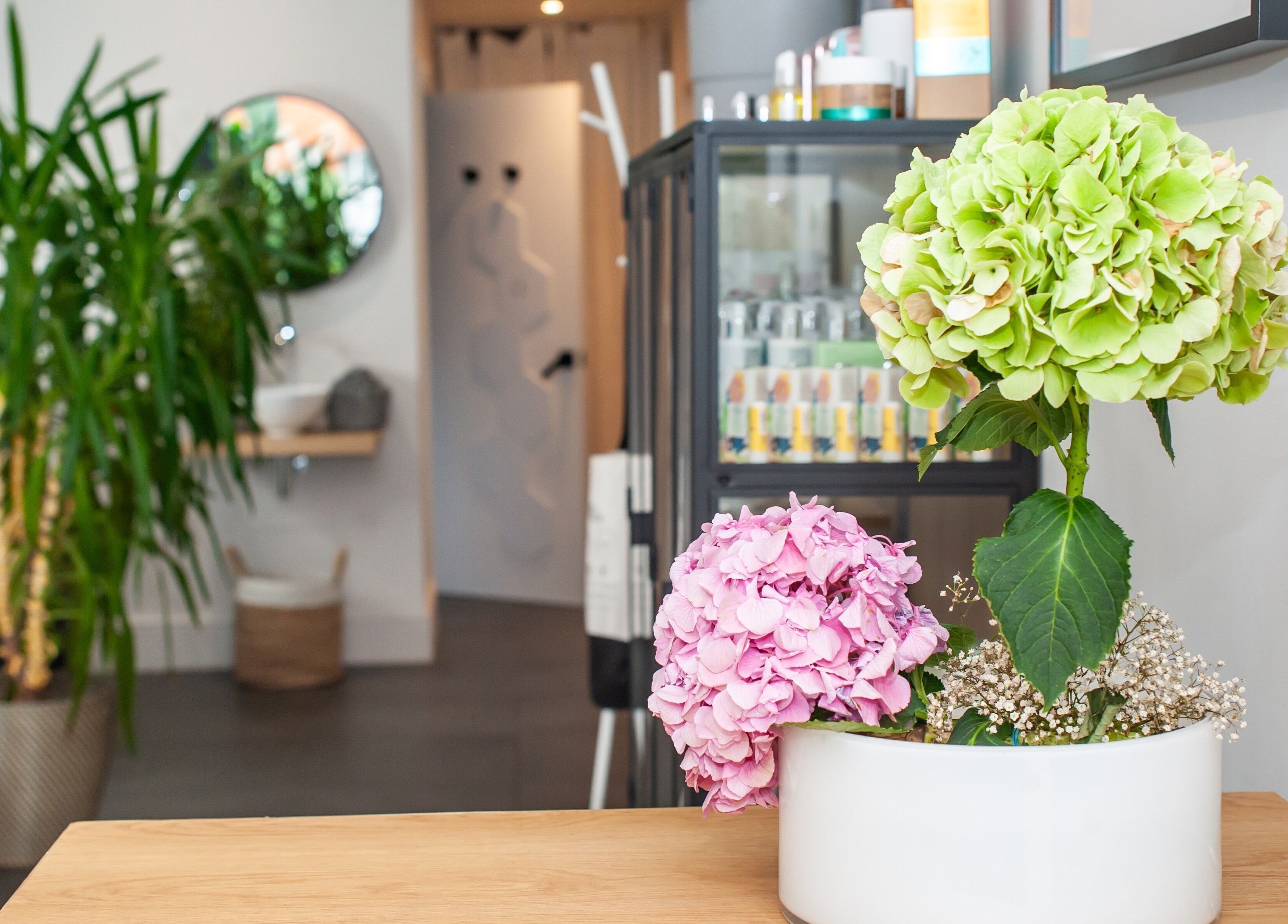 Elegant floral arrangements enhance the tranquil ambiance at Salon Mari Chiswick, London, England, GB.