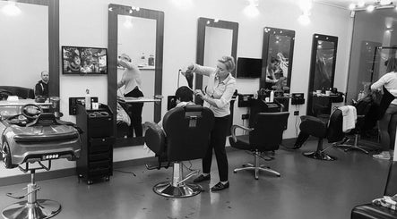 Magnetic Unisex Hair Salon Ealing slika 2