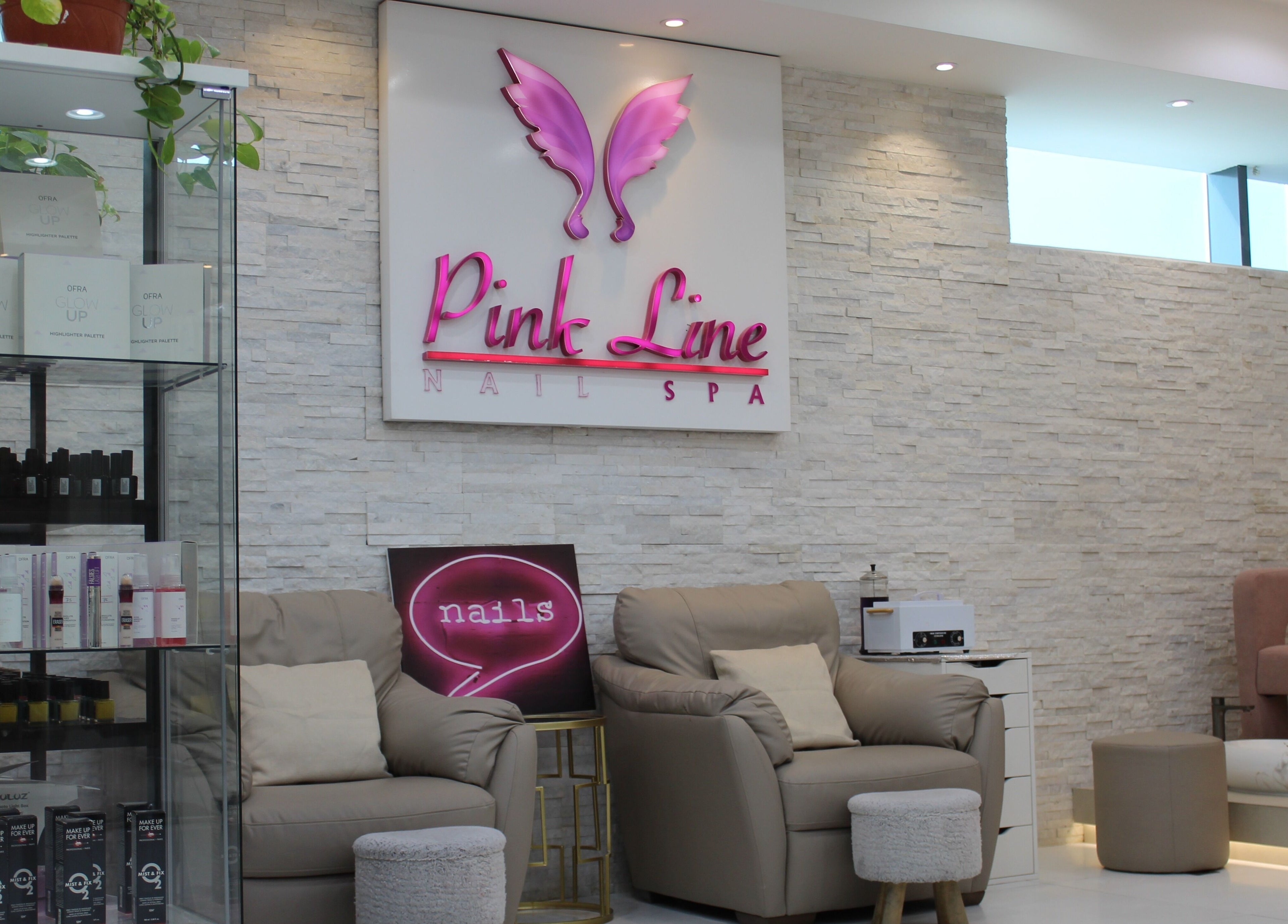 Elegant interior of Pink Line Beauty Salon in دبي, دبي, AE with plush seating and beauty product display.