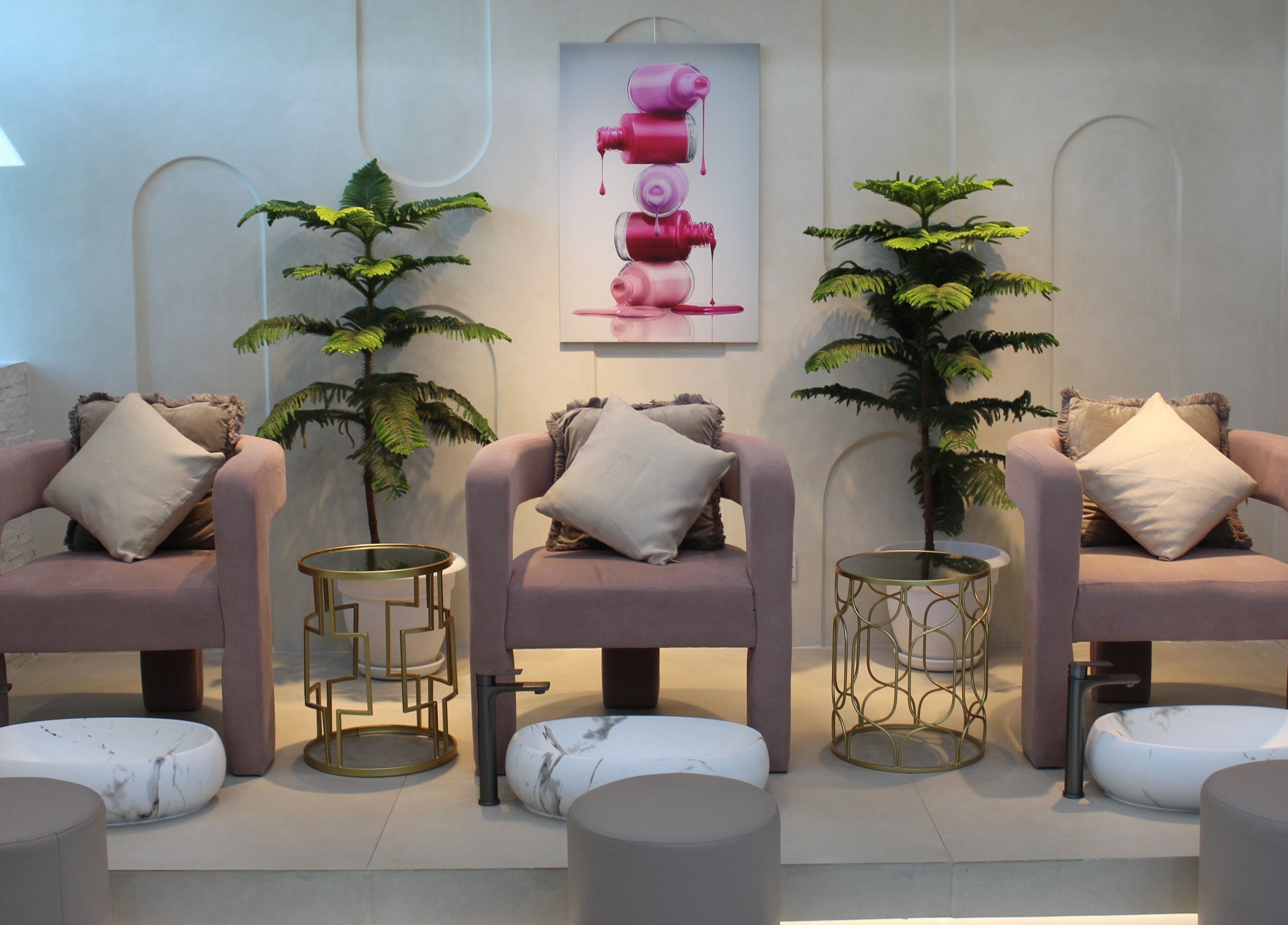 Tranquil waiting area at Pink Line Beauty Salon, دبي, دبي, AE with stylish chairs and modern decor.
