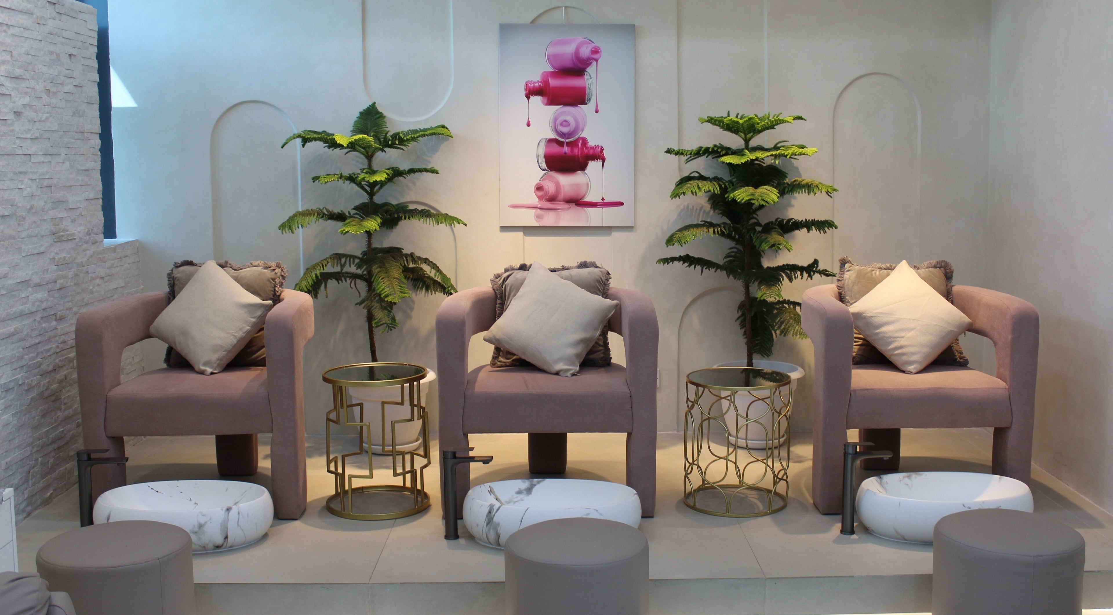 Tranquil waiting area at Pink Line Beauty Salon, دبي, دبي, AE with stylish chairs and modern decor.