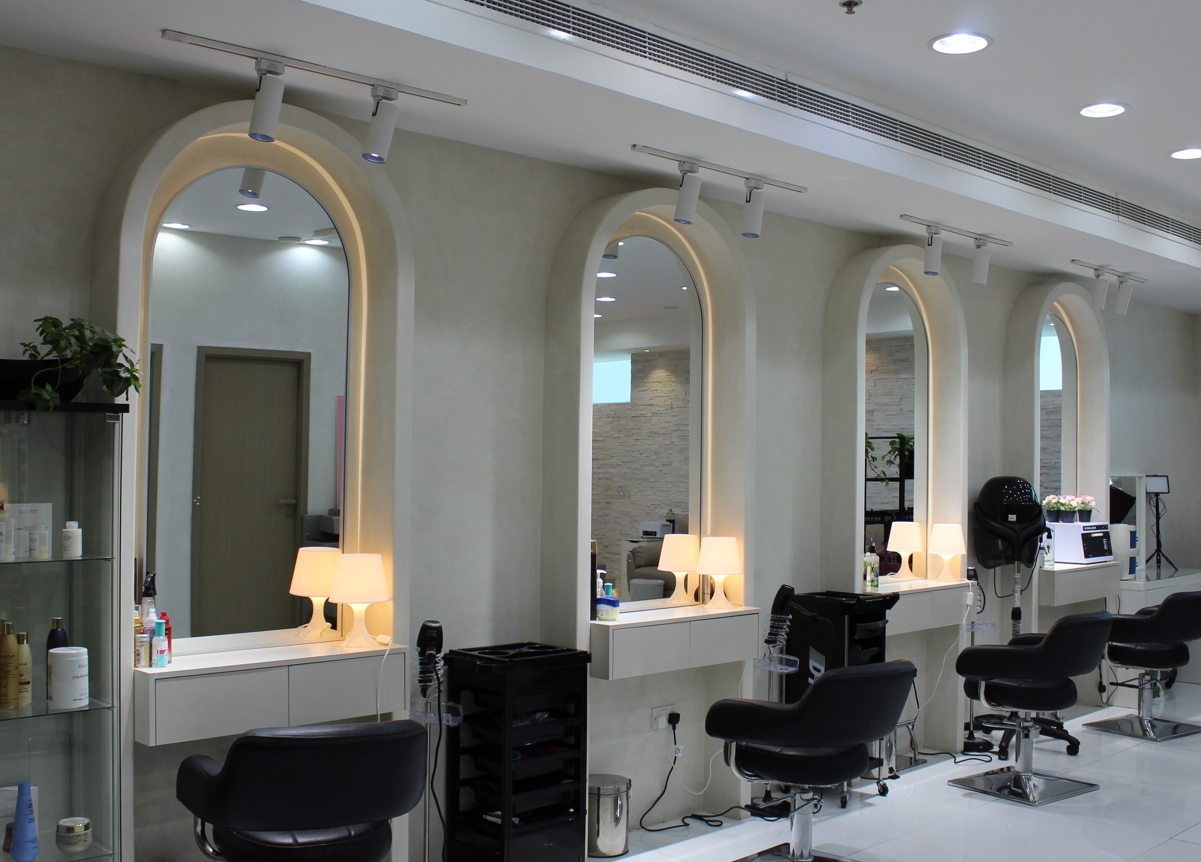Modern styling chairs and mirrors at Pink Line Beauty Salon, دبي, دبي, AE, offering premium services.