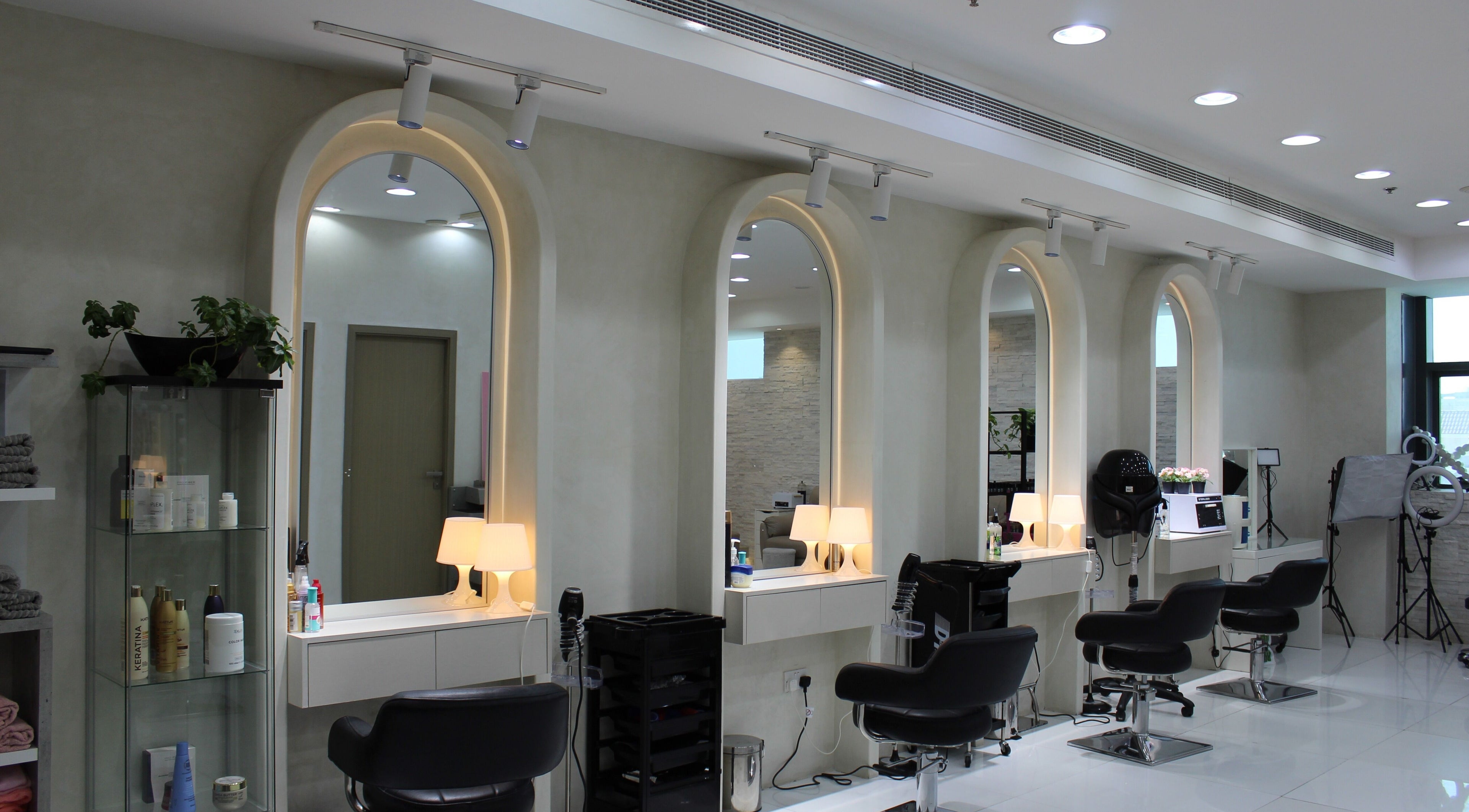 Modern styling chairs and mirrors at Pink Line Beauty Salon, دبي, دبي, AE, offering premium services.