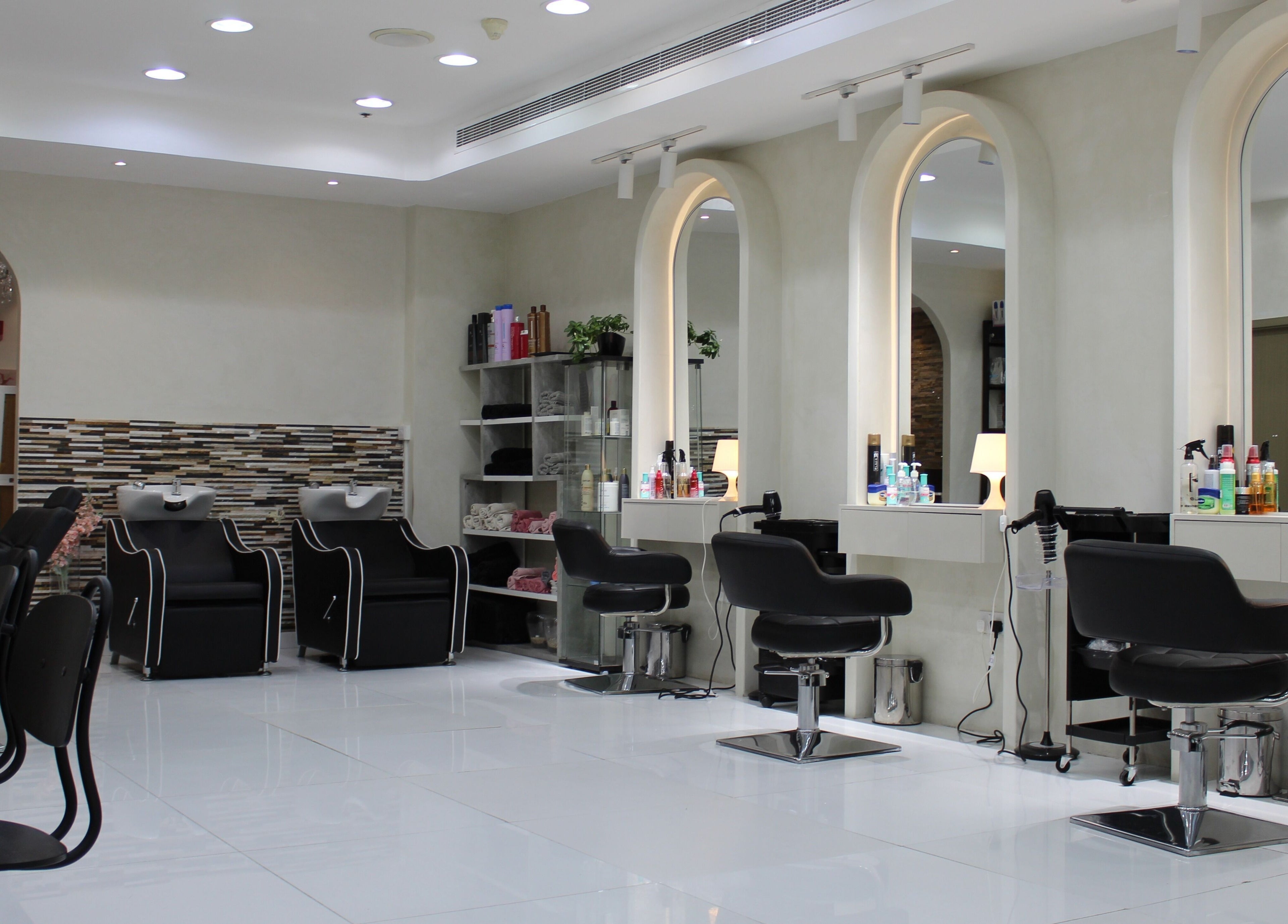 Elegant interior of Pink Line Beauty Salon, دبي, دبي, AE with modern styling chairs and mirrors.