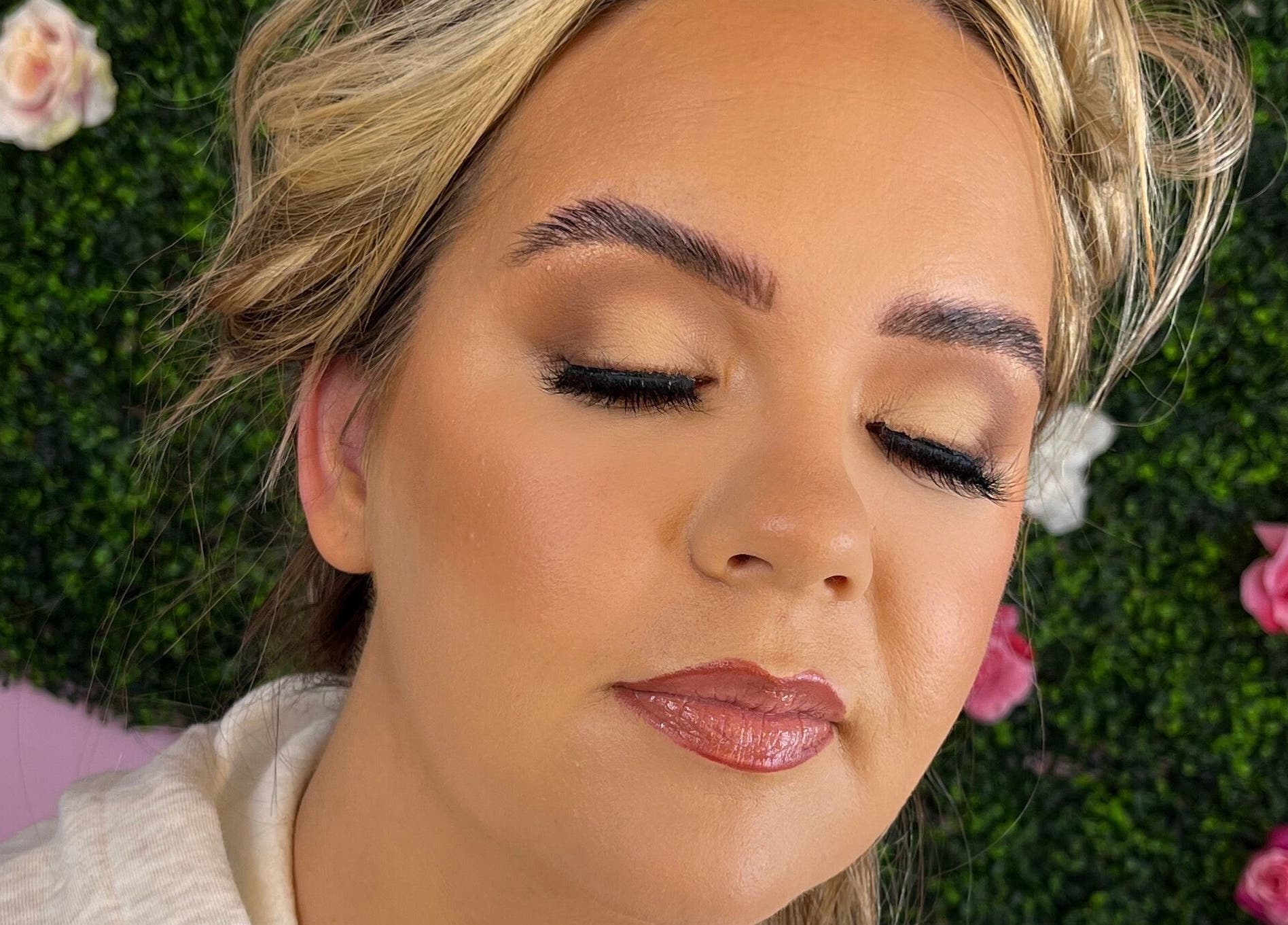 Elegant makeup look at Twenty2 Cosmetics, Clydebank, Scotland, GB. Natural tones with a floral backdrop.