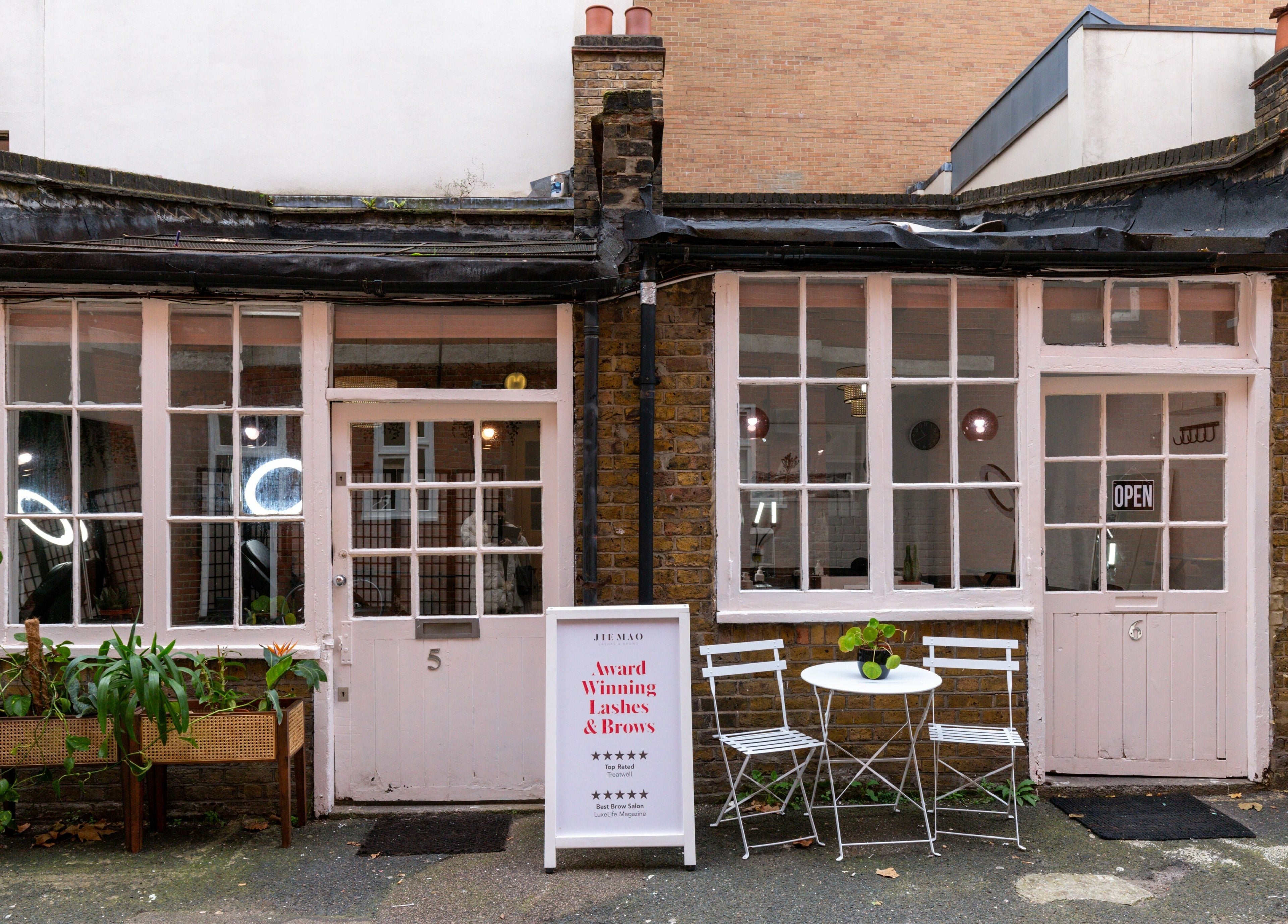 Jiemao Lashes & Brows Shoreditch storefront with patio seating, London, England, GB.
