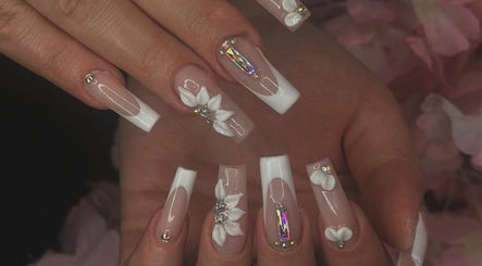 R. Luxury Nails and Beauty image 3
