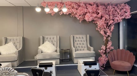 Hamilton / R. Luxury Nails & Beauty