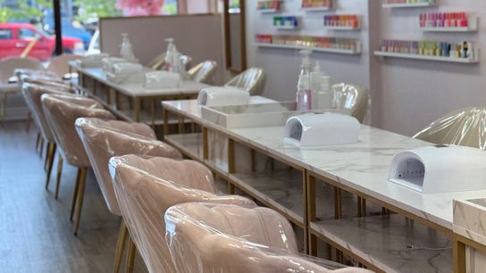 St. Catharines / R. Luxury Nails & Beauty