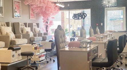Hamilton / R. Luxury Nails & Beauty