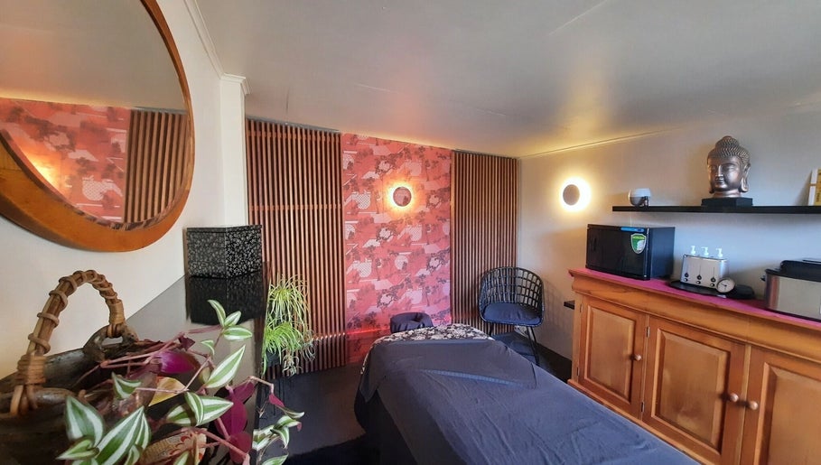 Tranquil massage room at 美足 Michi Massage, Christchurch, Canterbury, NZ with serene decor and lighting.
