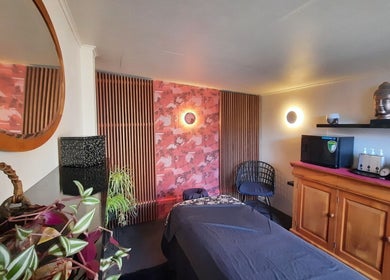 Tranquil massage room at 美足 Michi Massage, Christchurch, Canterbury, NZ with serene decor and lighting.