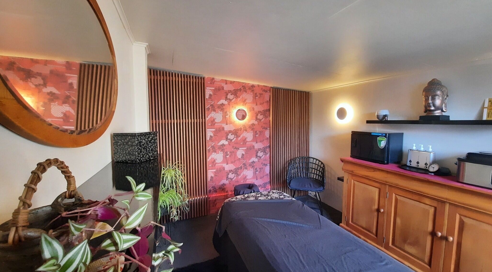 Tranquil massage room at 美足 Michi Massage, Christchurch, Canterbury, NZ with serene decor and lighting.