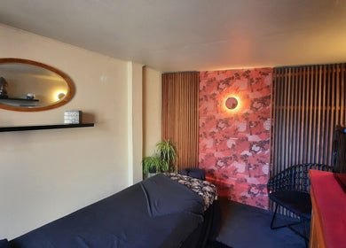 Relaxing massage room at 美足 Michi Massage, Christchurch, Canterbury, NZ with serene decor.