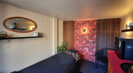 Relaxing massage room at 美足 Michi Massage, Christchurch, Canterbury, NZ with serene decor.