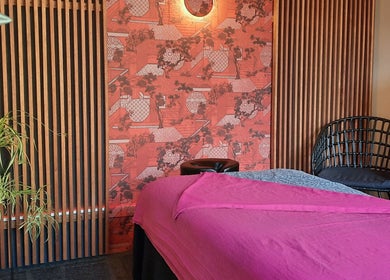 Massage room with pink bed at 美足 Michi Massage, Christchurch, Canterbury, NZ.