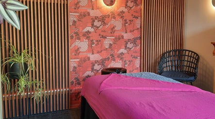 Massage room with pink bed at 美足 Michi Massage, Christchurch, Canterbury, NZ.