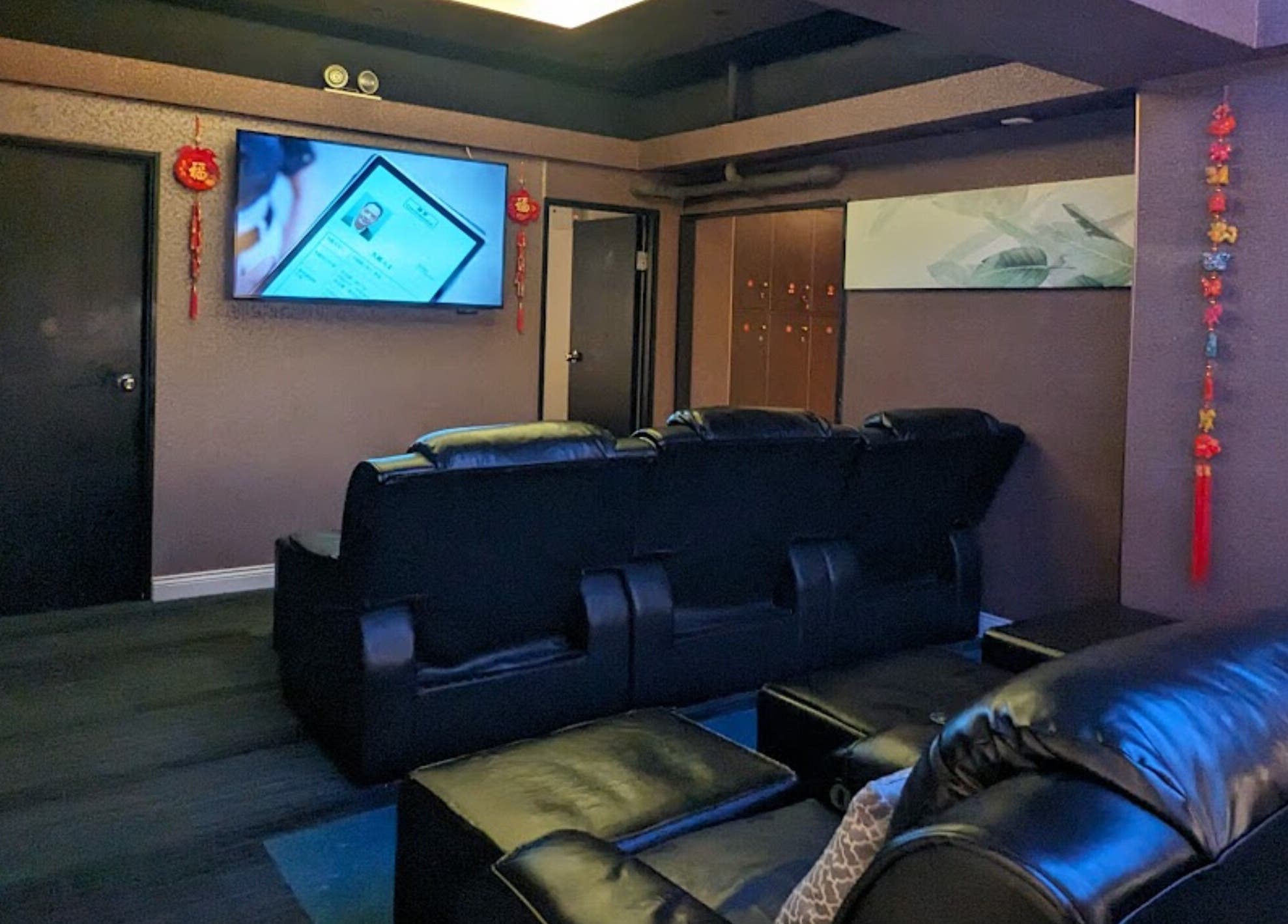 Comfortable lounge area at Fanny Family Massage & Beauty 足感謝 經絡按摩會所, Kowloon, HK.