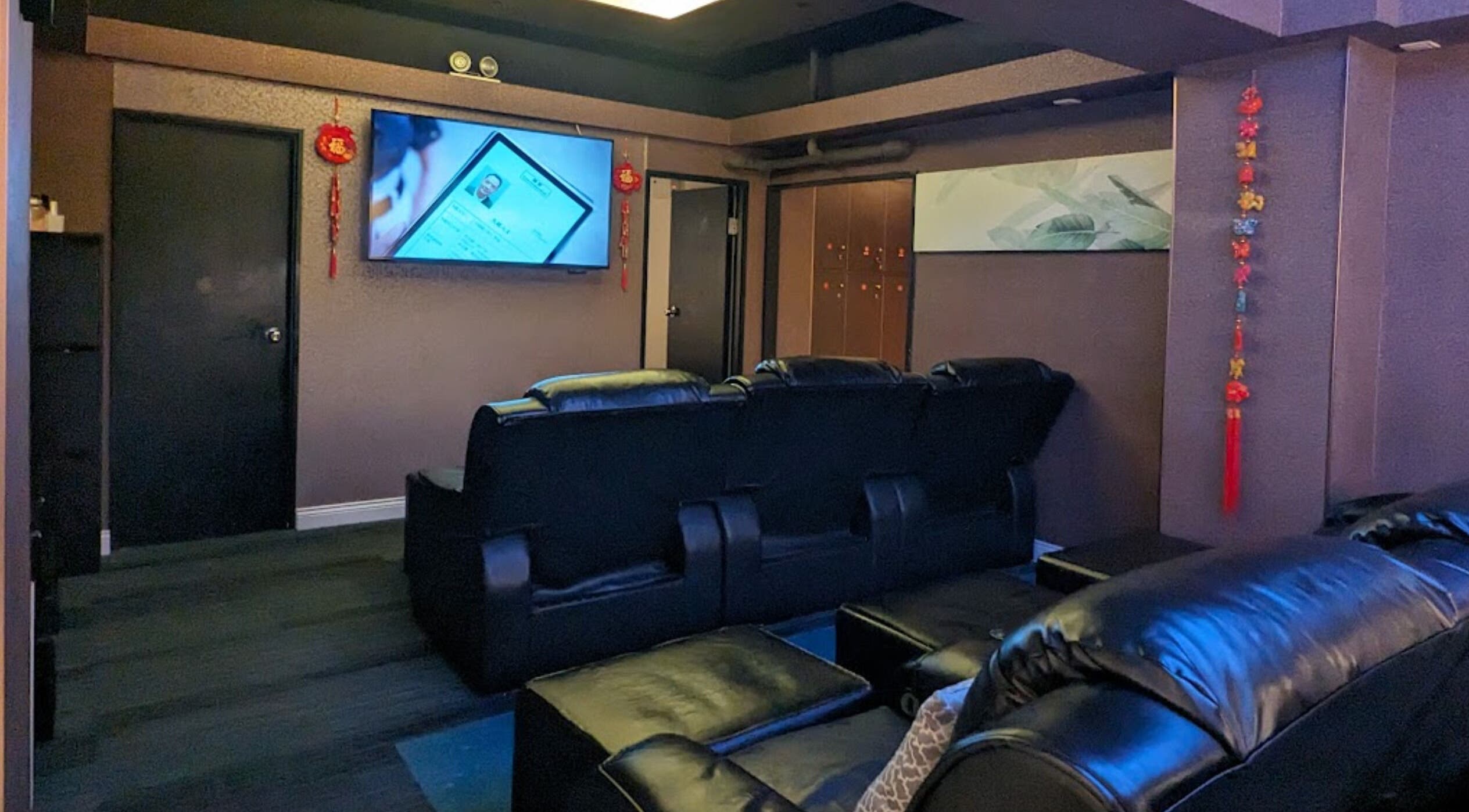 Comfortable lounge area at Fanny Family Massage & Beauty 足感謝 經絡按摩會所, Kowloon, HK.