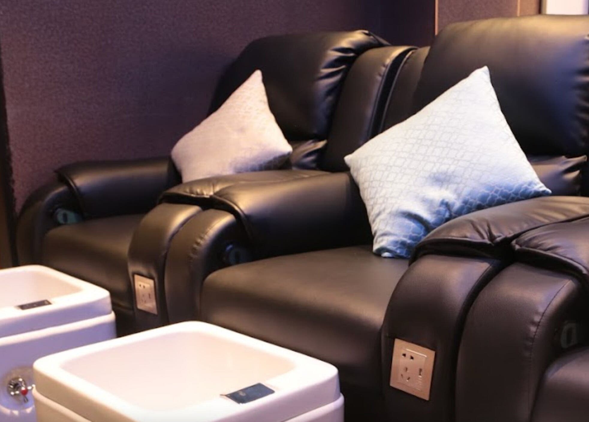 Comfortable massage chairs at Fanny Family Massage & Beauty 足感謝 經絡按摩會所 in Kowloon, Kowloon, HK.