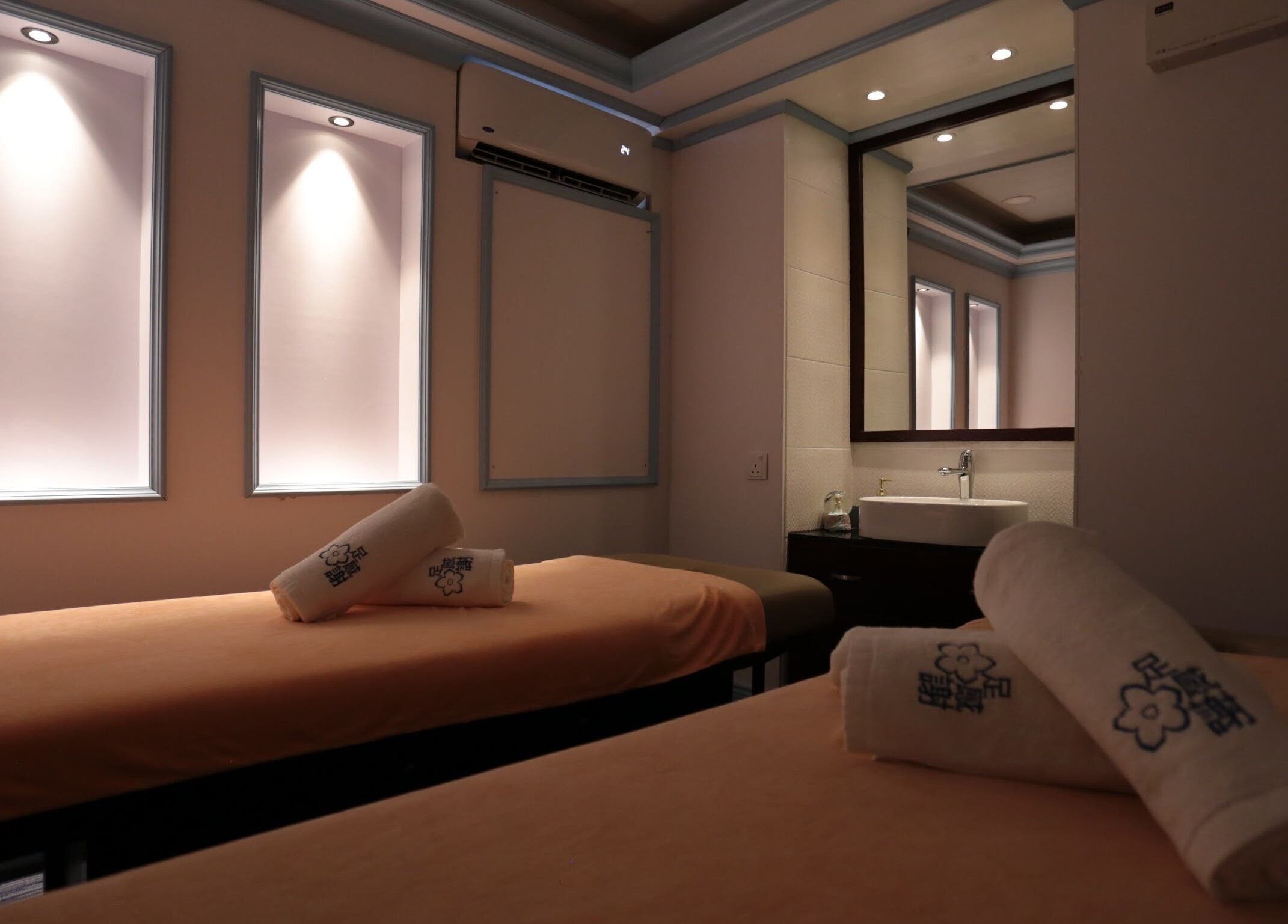 Elegant massage room at Fanny Family Massage & Beauty 足感謝 經絡按摩會所 in Kowloon, Kowloon, HK.