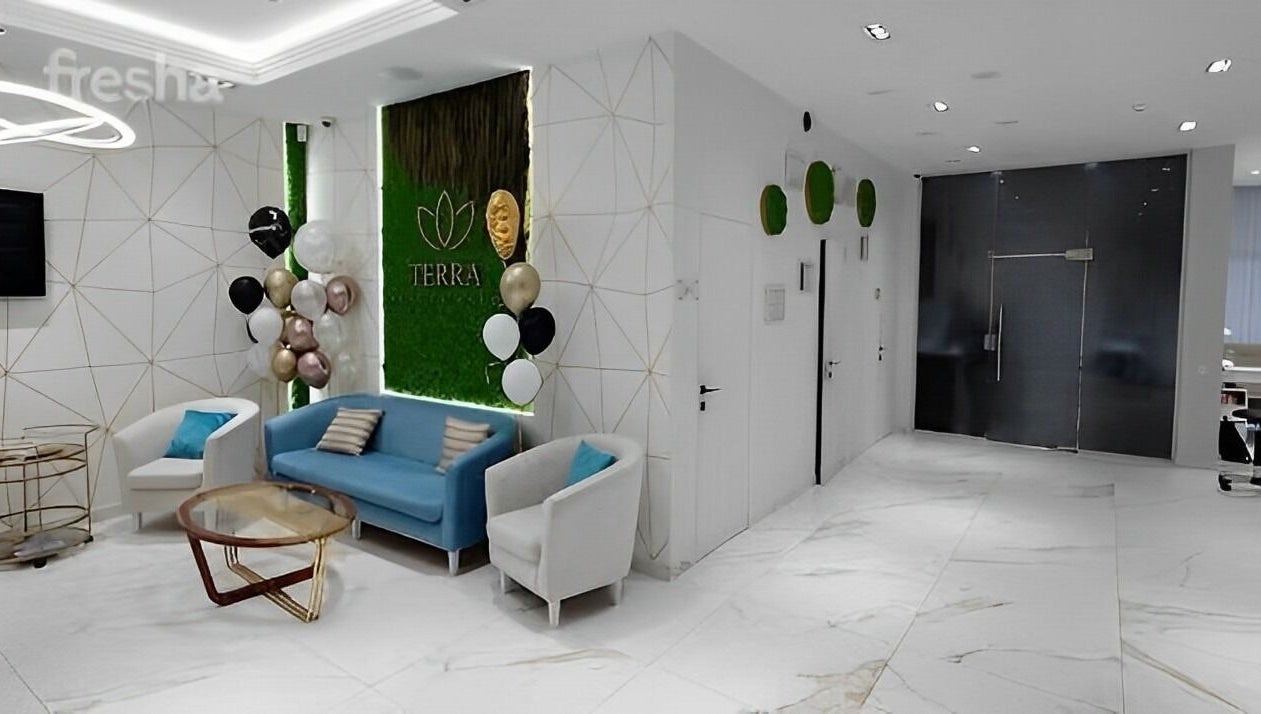 Recepția modernă Terra Beauty din Chișinău, Chișinău, MD, cu decor minimalist și zonă de așteptare elegantă.