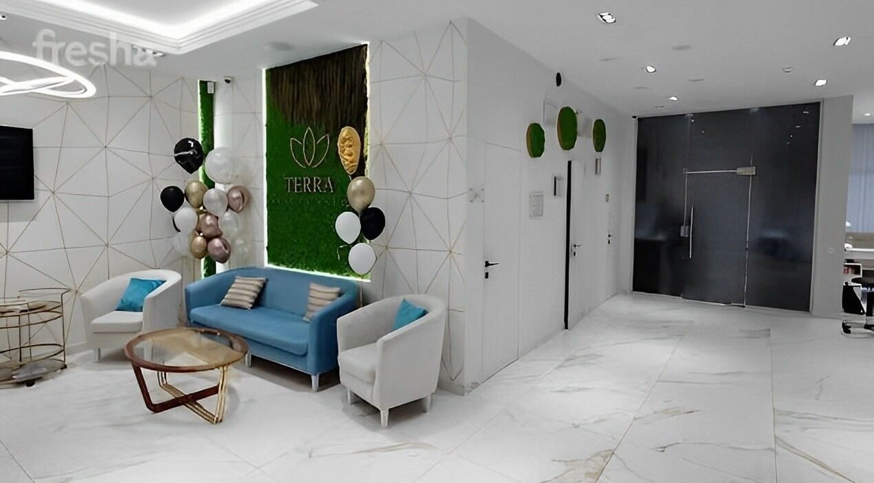 Recepția modernă Terra Beauty din Chișinău, Chișinău, MD, cu decor minimalist și zonă de așteptare elegantă.