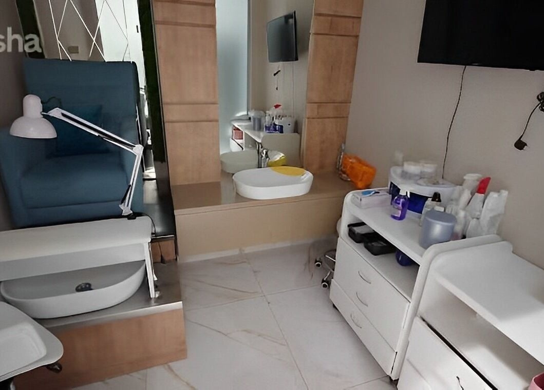 Spațiu elegant de tratamente la Terra Beauty, Chișinău, MD, cu mobilier modern și echipamente profesionale.