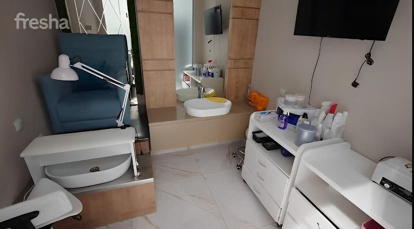 Spațiu elegant de tratamente la Terra Beauty, Chișinău, MD, cu mobilier modern și echipamente profesionale.