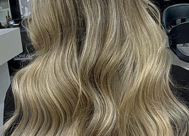 Cabello rubio ondulado en Hechizos Salón Obarrio, Panamá, Panamá, PA.