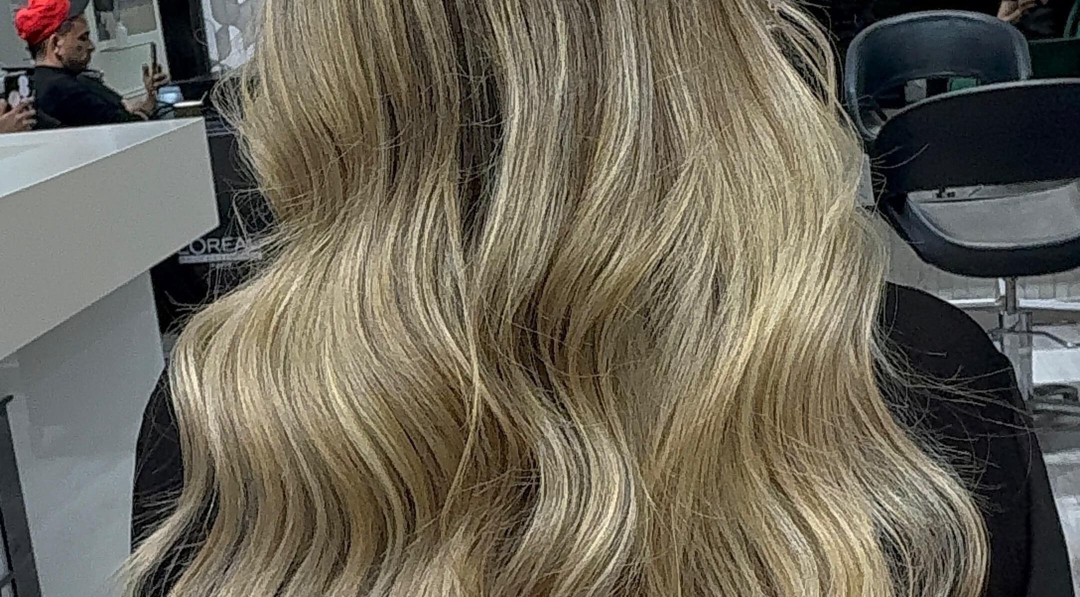 Cabello rubio ondulado en Hechizos Salón Obarrio, Panamá, Panamá, PA.