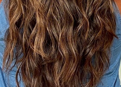 Cabello largo y ondulado en Hechizos Salón Obarrio, Panamá, Panamá, PA.